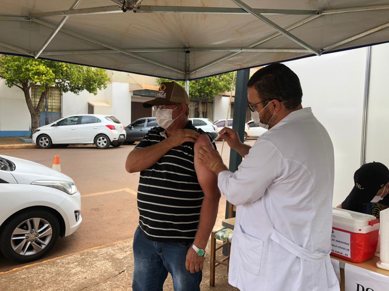 Imunização segue para grupos específicos e pessoas com idade entre 55 à 59 anos